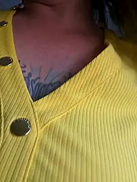 Snapshot of julimonroe chatting on April 6, 2026, 12:17 am julimonroe online show from April 6, 2026, 12:17 am