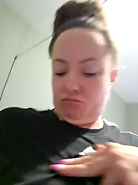 Snapshot of julimonroe chatting on March 22, 2026, 10:22 pm julimonroe online show from March 22, 2026, 10:22 pm