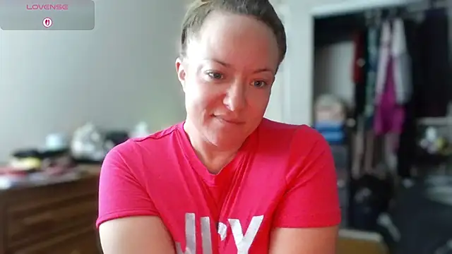 Snapshot of julimonroe chatting on November 3, 2025, 11:03 am julimonroe online show from November 3, 2025, 11:03 am