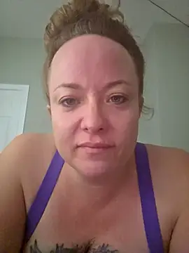 Snapshot of julimonroe chatting on April 14, 2026, 11:37 am julimonroe online show from April 14, 2026, 11:37 am