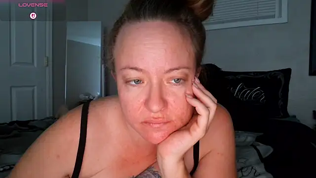 Snapshot of julimonroe chatting on November 15, 2025, 12:20 pm julimonroe online show from November 15, 2025, 12:20 pm