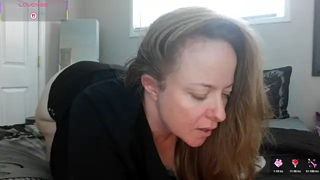 Snapshot of julimonroe chatting on November 11, 2025, 4:13 pm julimonroe online show from November 11, 2025, 4:13 pm