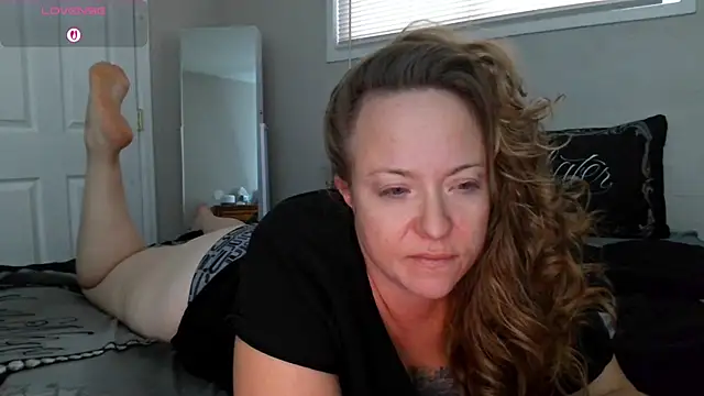 Snapshot of julimonroe chatting on November 23, 2025, 9:25 pm julimonroe online show from November 23, 2025, 9:25 pm