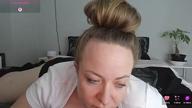 Snapshot of julimonroe chatting on April 1, 2026, 3:08 am julimonroe online show from April 1, 2026, 3:08 am