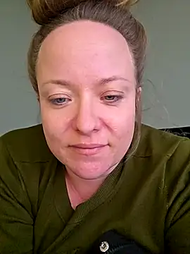 Snapshot of julimonroe chatting on April 15, 2026, 12:05 am julimonroe online show from April 15, 2026, 12:05 am