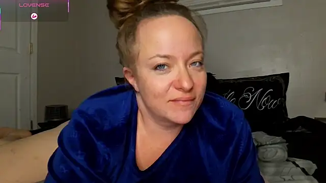 Snapshot of julimonroe chatting on December 15, 2025, 3:12 am julimonroe online show from December 15, 2025, 3:12 am