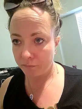 Snapshot of julimonroe chatting on March 22, 2026, 12:14 am julimonroe online show from March 22, 2026, 12:14 am