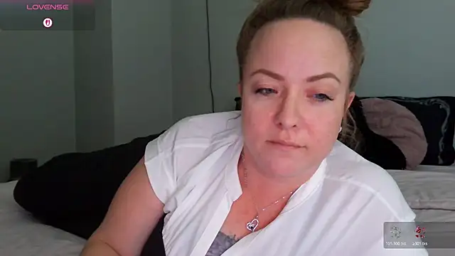 Snapshot of julimonroe chatting on March 19, 2026, 8:42 pm julimonroe online show from March 19, 2026, 8:42 pm