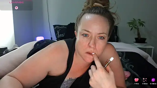 Snapshot of julimonroe chatting on March 8, 2026, 2:48 am julimonroe online show from March 8, 2026, 2:48 am