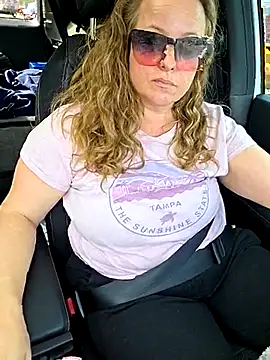 Snapshot of julimonroe chatting on November 12, 2025, 4:33 pm julimonroe online show from November 12, 2025, 4:33 pm