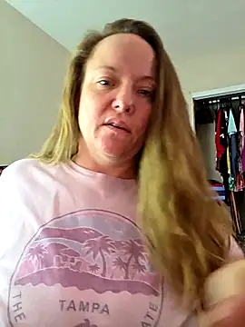 Snapshot of julimonroe chatting on December 2, 2025, 8:21 pm julimonroe online show from December 2, 2025, 8:21 pm