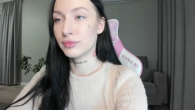 JenniferQueen11 online show from October 17, 2025, 12:07 pm