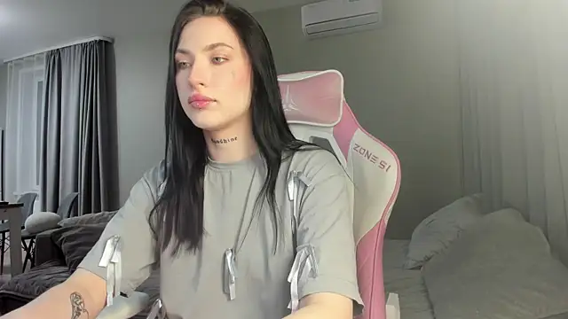 JenniferQueen11 online show from March 13, 2025, 2:01 pm