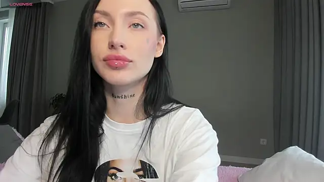 JenniferQueen11 online show from September 28, 2025, 10:00 am