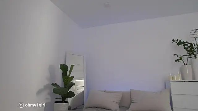 Snapshot of Fallinlove1 chatting on October 26, 2025, 12:05 pm Fallinlove1 online show from October 26, 2025, 12:05 pm