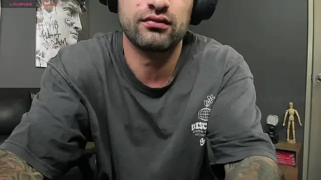Snapshot of Davevilboy chatting on December 6, 2024, 1:27 pm Davevilboy online show from December 6, 2024, 1:27 pm