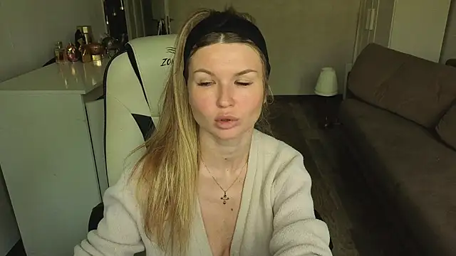 Snapshot of AngelMiaM chatting on May 9, 2026, 10:51 am AngelMiaM online show from May 9, 2026, 10:51 am