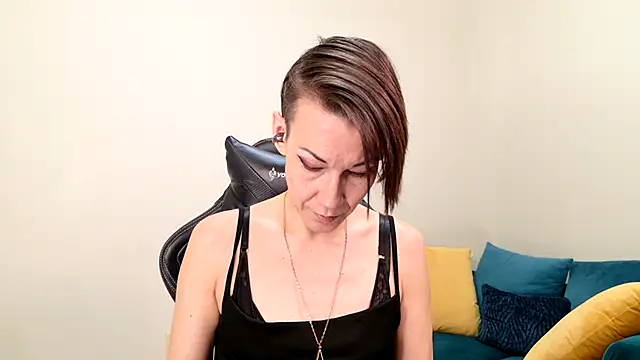 EveEnigma online show from February 4, 2025, 1:27 pm