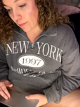 Snapshot of AuroraSummers chatting on October 28, 2025, 2:56 am AuroraSummers online show from October 28, 2025, 2:56 am