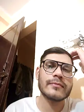 Snapshot of alex78265 chatting on October 3, 2025, 5:36 pm alex78265 online show from October 3, 2025, 5:36 pm