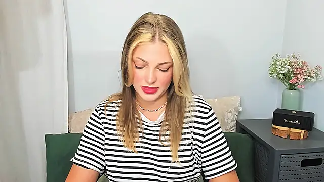 Snapshot of LilyBlondee chatting on May 30, 2026, 6:02 pm LilyBlondee online show from May 30, 2026, 6:02 pm