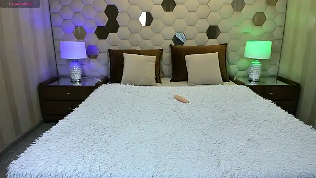 Snapshot of XLindaMilfX chatting on May 4, 2026, 6:27 am XLindaMilfX online show from May 4, 2026, 6:27 am