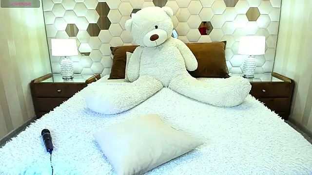 Snapshot of XLindaMilfX chatting on April 19, 2026, 7:20 am XLindaMilfX online show from April 19, 2026, 7:20 am