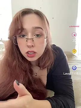 Snapshot of tsuki_chan_on chatting on June 1, 2026, 6:18 pm tsuki chan on online show from June 1, 2026, 6:18 pm