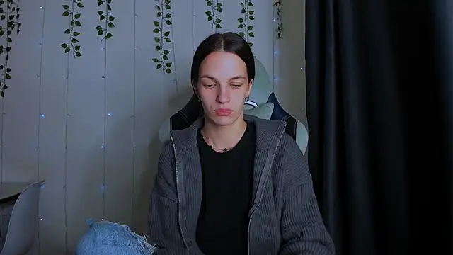 KarlaSim online show from October 7, 2025, 4:30 pm