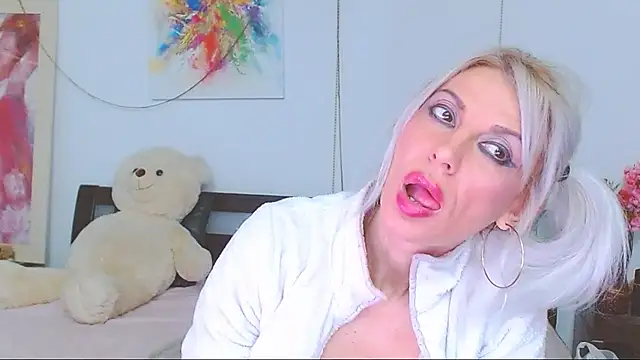 Snapshot of HoneyLara chatting on February 11, 2026, 7:47 pm HoneyLara online show from February 11, 2026, 7:47 pm