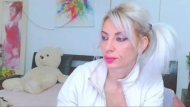 Snapshot of HoneyLara chatting on February 18, 2026, 8:16 pm HoneyLara online show from February 18, 2026, 8:16 pm