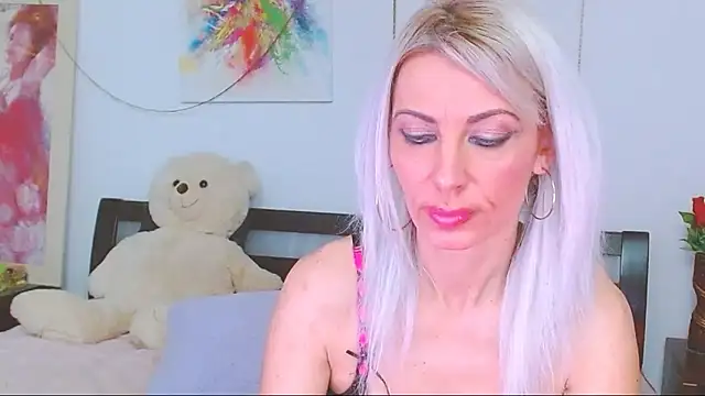 Snapshot of HoneyLara chatting on February 15, 2026, 7:31 am HoneyLara online show from February 15, 2026, 7:31 am