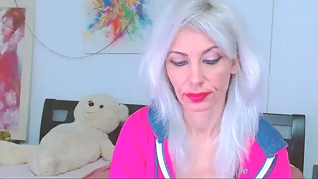 Snapshot of HoneyLara chatting on December 21, 2025, 10:32 pm HoneyLara online show from December 21, 2025, 10:32 pm