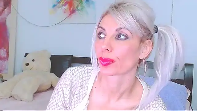 Snapshot of HoneyLara chatting on December 23, 2025, 6:45 am HoneyLara online show from December 23, 2025, 6:45 am