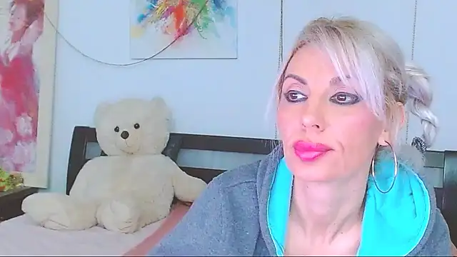 Snapshot of HoneyLara chatting on February 28, 2026, 7:35 pm HoneyLara online show from February 28, 2026, 7:35 pm