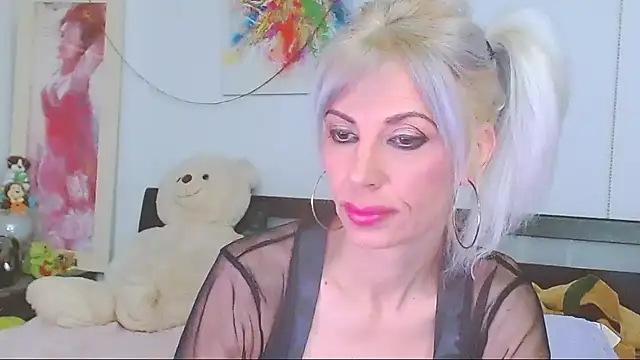 Snapshot of HoneyLara chatting on May 2, 2026, 11:43 pm HoneyLara online show from May 2, 2026, 11:43 pm