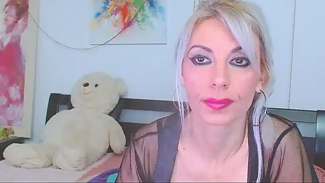 Snapshot of HoneyLara chatting on March 28, 2026, 9:27 pm HoneyLara online show from March 28, 2026, 9:27 pm