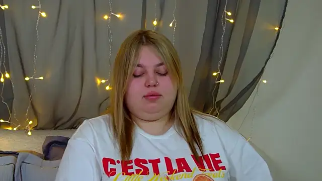 Snapshot of LillianKim chatting on November 16, 2025, 6:40 am LillianKim online show from November 16, 2025, 6:40 am