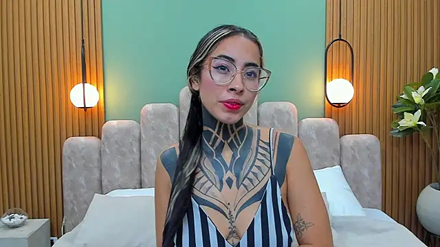 NicoleBlum online show from February 21, 2025, 2:27 pm