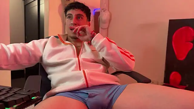 strongboy  online show from June 10, 2026, 5:25 pm