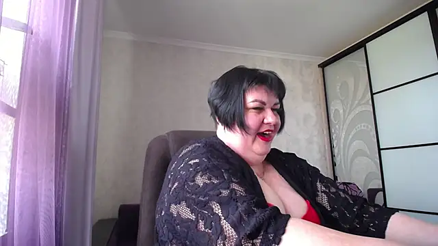 Snapshot of JuicyLady_Di chatting on April 22, 2026, 9:05 am JuicyLady Di online show from April 22, 2026, 9:05 am
