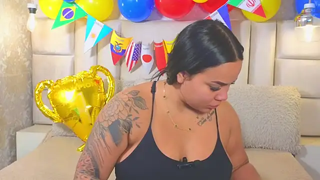 Snapshot of EmilyQueen3x chatting on June 25, 2026, 2:33 pm EmilyQueen3x online show from June 25, 2026, 2:33 pm
