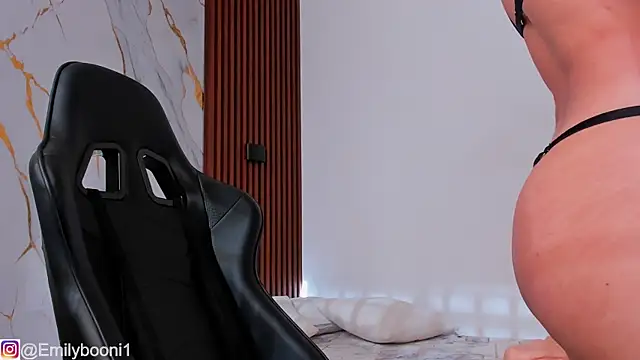 Snapshot of EmilyBoonny1 chatting on December 1, 2025, 8:32 pm EmilyBoonny1 online show from December 1, 2025, 8:32 pm