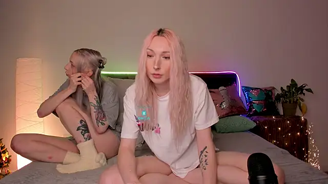 Snapshot of AlexRoseLiRed chatting on February 5, 2025, 7:42 pm AlexRoseLiRed online show from February 5, 2025, 7:42 pm