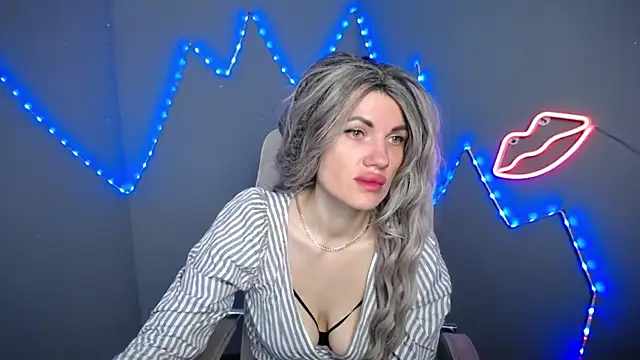 Snapshot of MilaLoona chatting on April 19, 2026, 6:03 am MilaLoona online show from April 19, 2026, 6:03 am