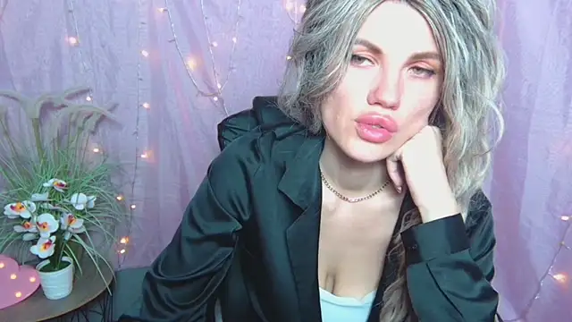 Snapshot of MilaLoona chatting on April 16, 2026, 6:47 am MilaLoona online show from April 16, 2026, 6:47 am
