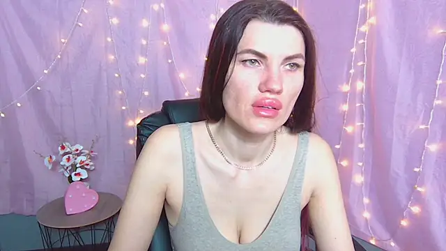 Snapshot of MilaLoona chatting on May 17, 2026, 5:51 am MilaLoona online show from May 17, 2026, 5:51 am