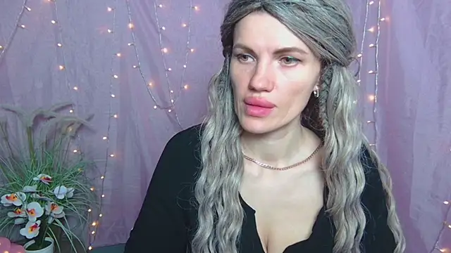 Snapshot of MilaLoona chatting on April 17, 2026, 6:05 am MilaLoona online show from April 17, 2026, 6:05 am