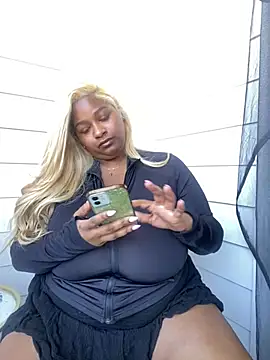 Snapshot of BigFineSelena chatting on March 11, 2025, 8:09 pm BigFineSelena online show from March 11, 2025, 8:09 pm