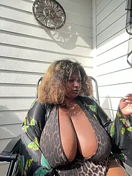Snapshot of BigFineSelena chatting on May 4, 2026, 2:20 pm BigFineSelena online show from May 4, 2026, 2:20 pm